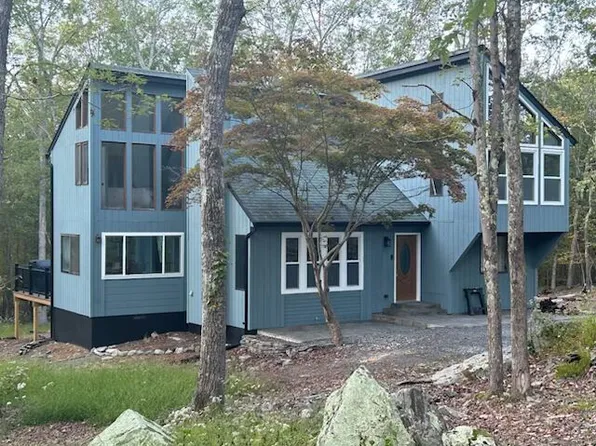 142 Saunders Dr, Bushkill, PA 18324