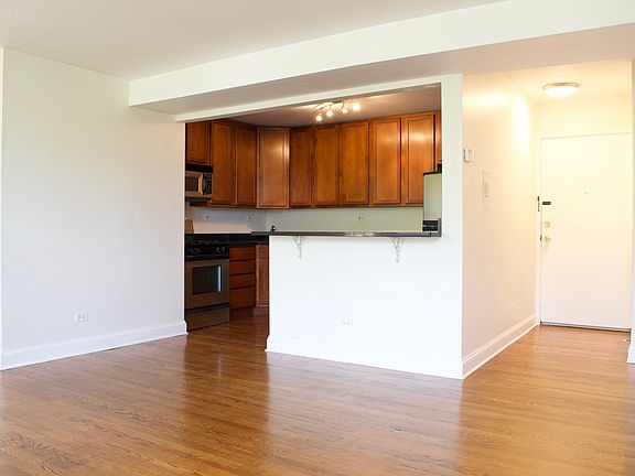 5th image of 2501 W Touhy Ave APT 301