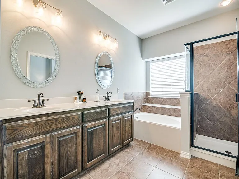 Primary suite w dual sinks, shower and tub.
