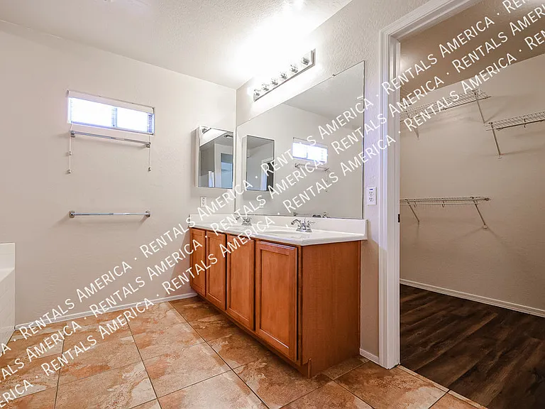 910 S 118th Ln — Photo 26