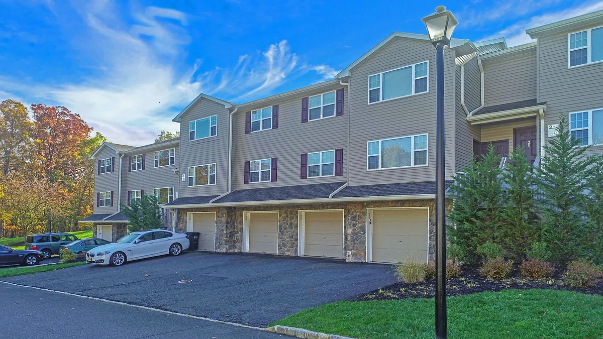 Building Photo - Bridgewater Oaks