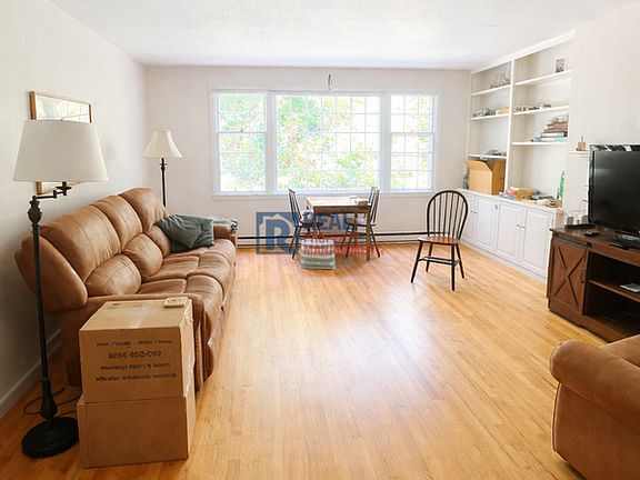 5th image of 9 Willow Spring Cir