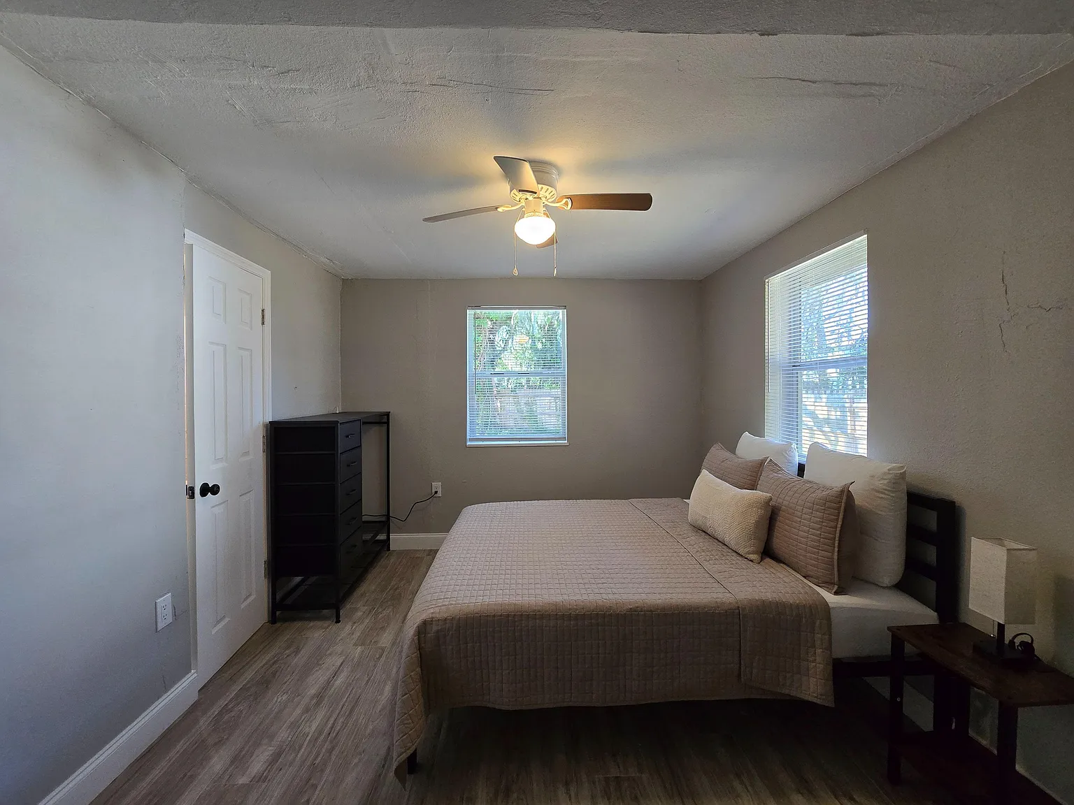 4 bed, 2.0 bath, 800 sqft, $1,213 — Photo 2