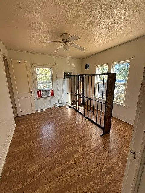2 bed, 1.0 bath, $750 — Photo 3