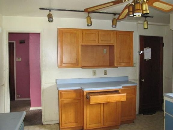 4th image of 455 Rockcliff Cir