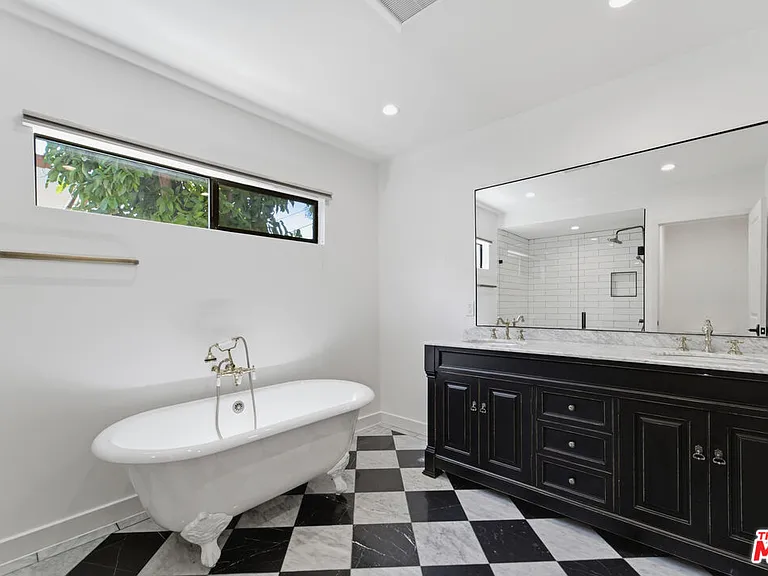 393 N Huntley Dr — Photo 8