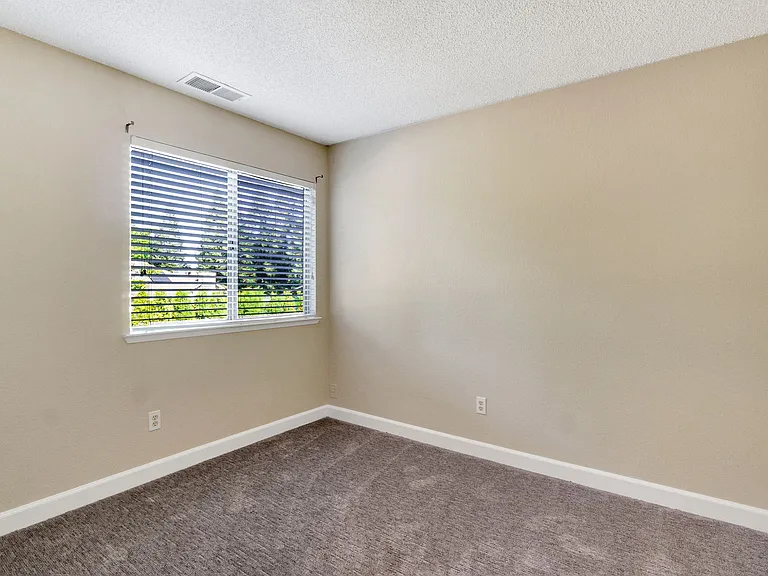 6733 N Warren Ave — Photo 30