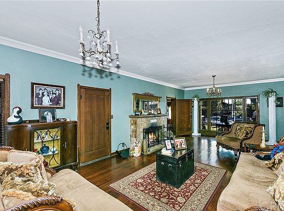 5th image of 613 E D St