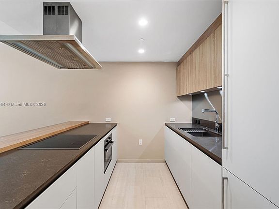 4th image of 1000 Brickell Plz #3