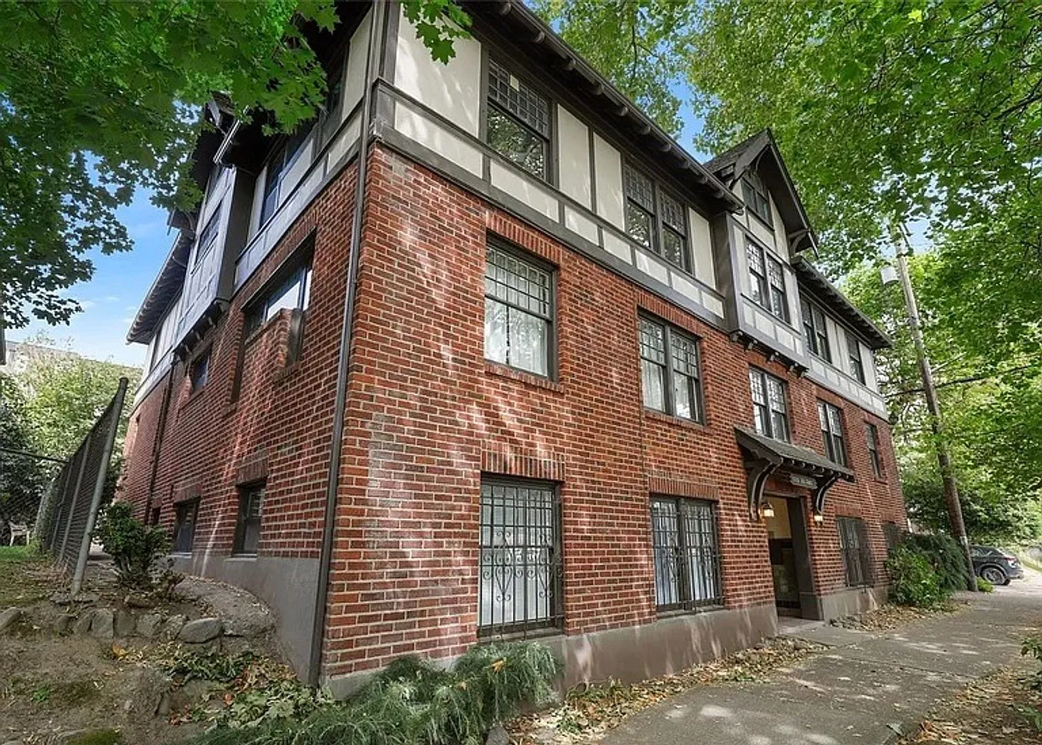 Charming North Capitol Hill Vintage Condo Modern Comforts & Ideal Location — Photo 2