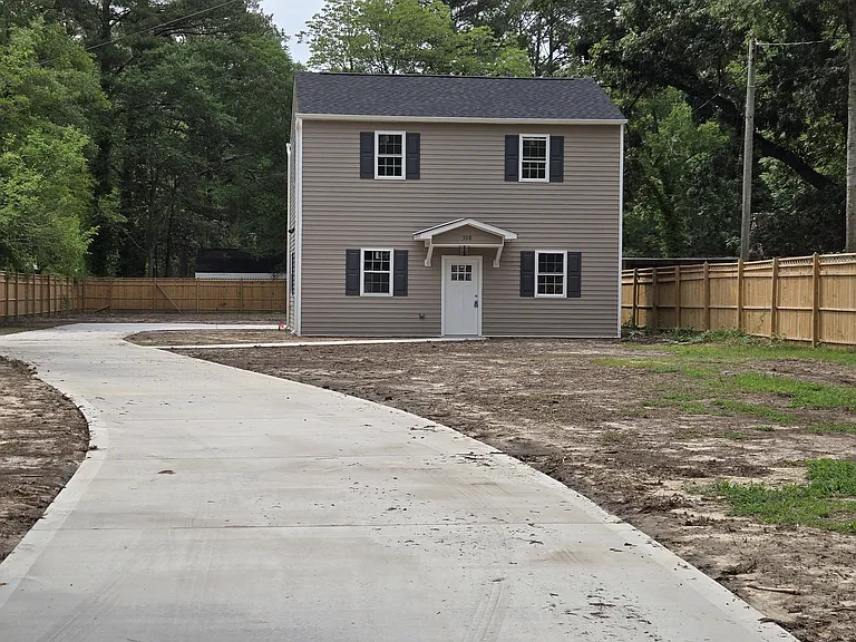 308 Pearson St N — Photo 1