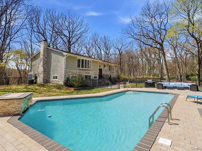 263 Oyster Bay Rd — Photo 40