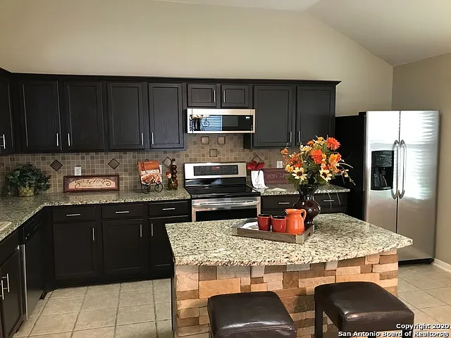 3 bed, 2.0 bath, 1788 sqft, $2,050 — Photo 3