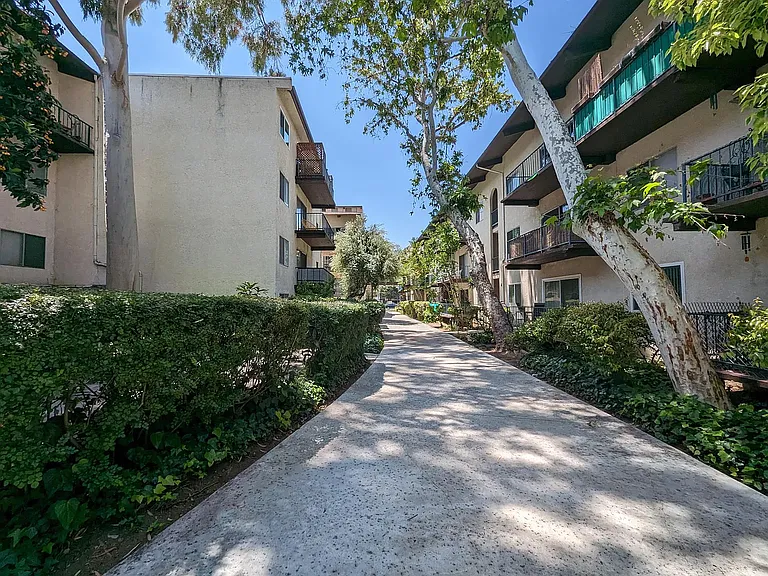 5460 White Oak Ave — Photo 37