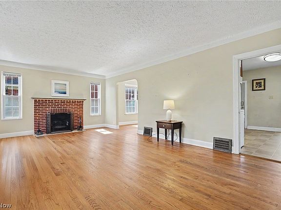 3rd image of 944 Canfield Rd
