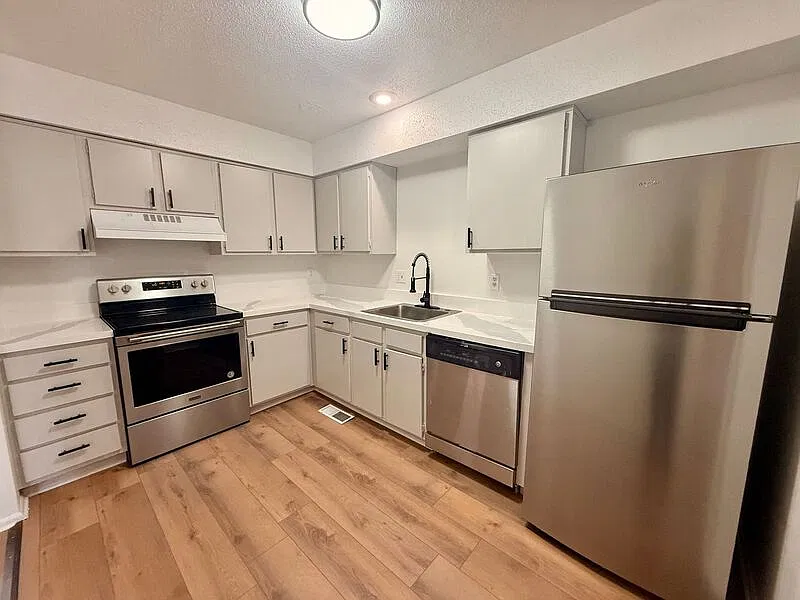 2 bed, 1.0 bath, 891 sqft, $1,050 — Photo 4