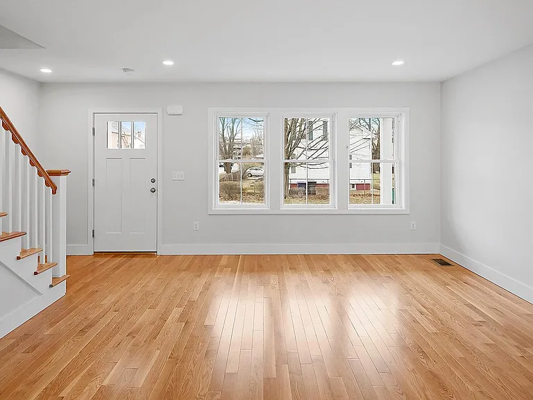 129 Graystone St — Photo 5
