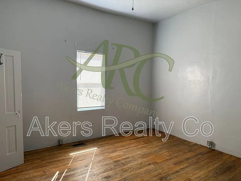 523 E Adams Ave — Photo 5