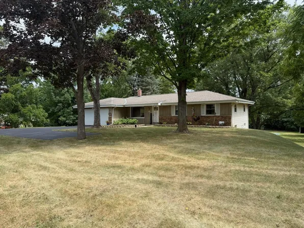 W230S5930 Molla DRIVE, Waukesha, WI 53189