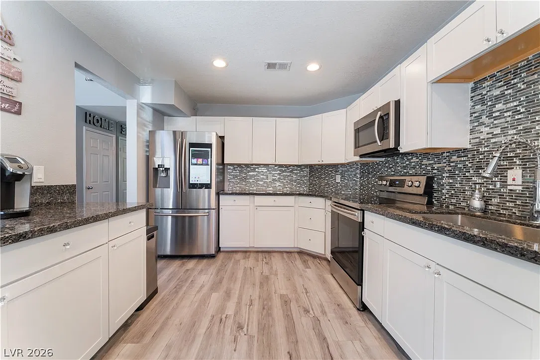 3 bed, 2.0 bath, 1591 sqft, $2,495 — Photo 2