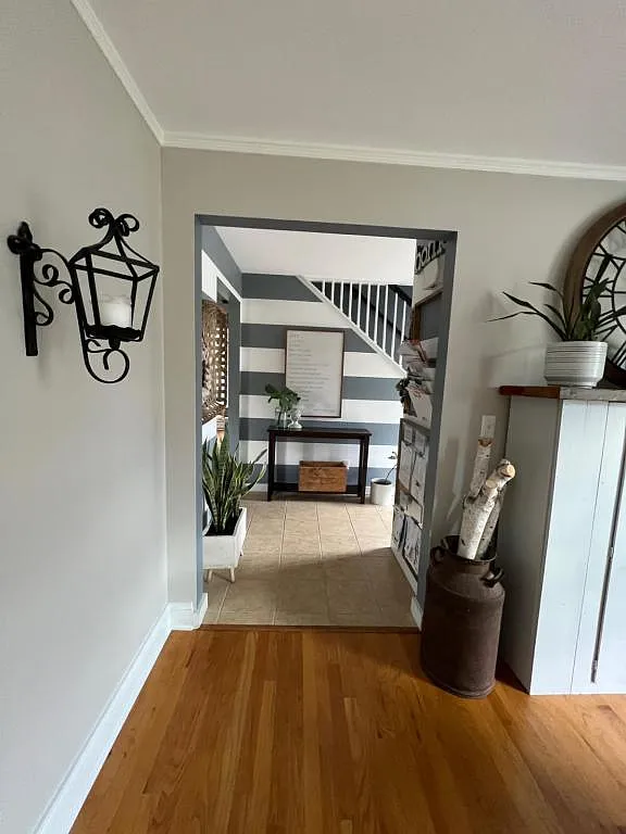 1735 Crestview Dr — Photo 2