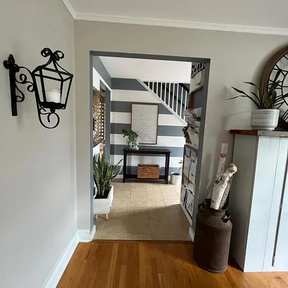 1735 Crestview Dr — Photo 2
