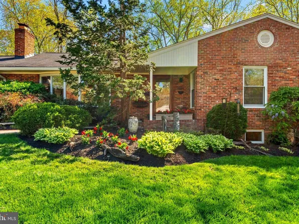9025 Charles Augustine Dr, Alexandria, VA 22308