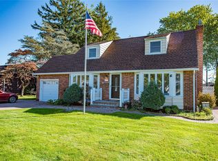 17 Gaymor Ln, Commack, NY 11725