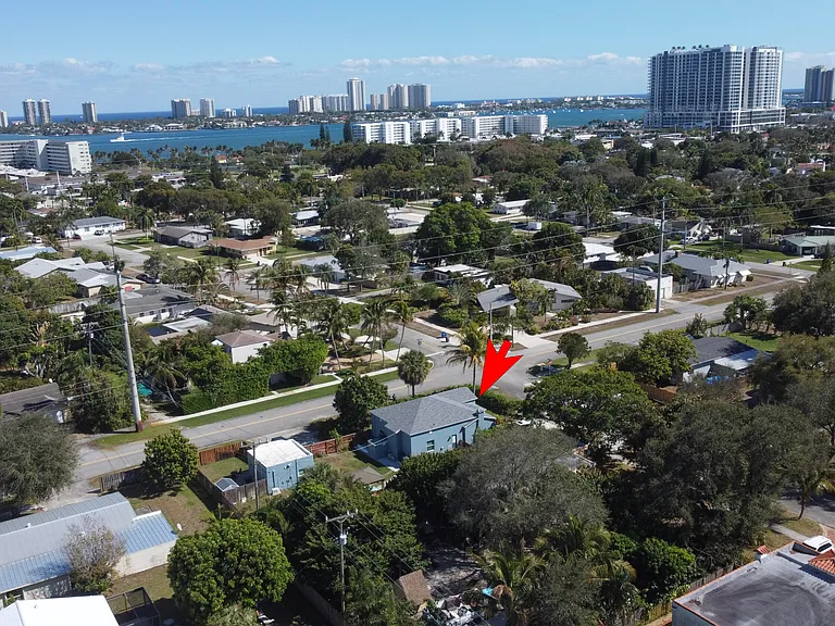 301 Hawthorne Dr — Photo 39