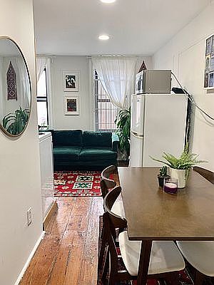 5th image of 310 E 6th St APT 17