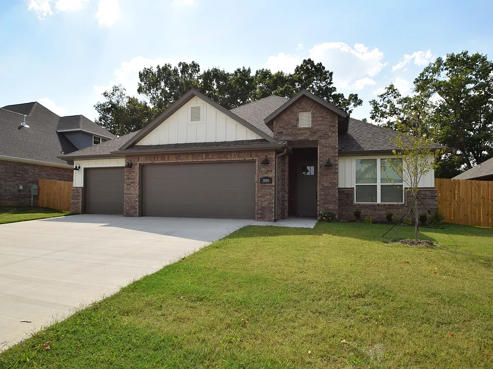 3806 SW Pinecrest Dr