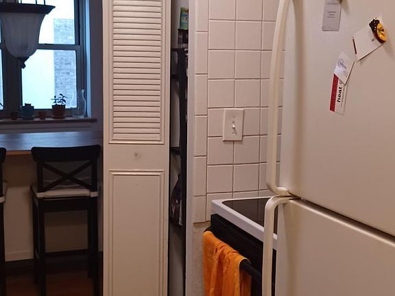 5th image of 420 W Aldine Ave APT 307