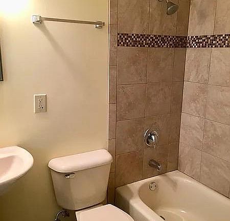 5th image of 2810 E Victoria Ave