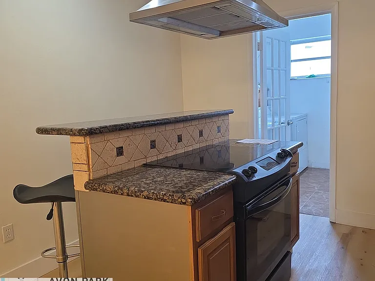 4901 SW 28th Ter — Photo 4