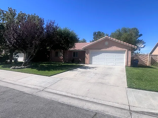 3 bed, 1177 sqft, $2,550 — Photo 2