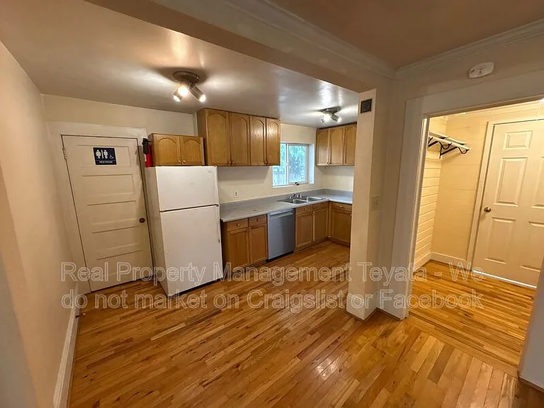 1405 Halleck St — Photo 6