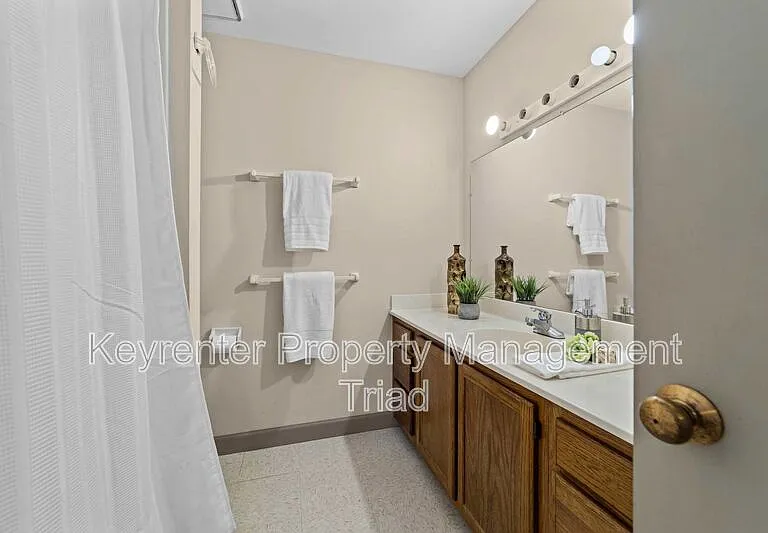 211 McIver St #A — Photo 37