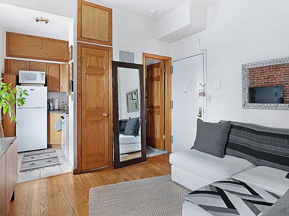 3rd image of 2 Bethune St APT 3B