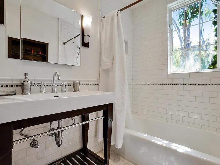 Unit 1B - Bathroom