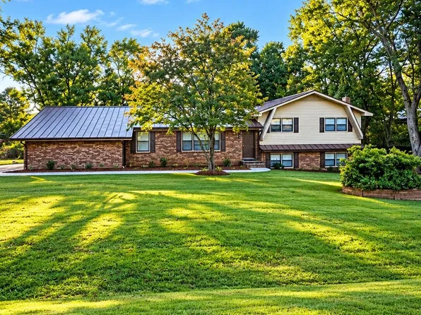 422 Hasty Dr, Tunnel Hill, GA 30755