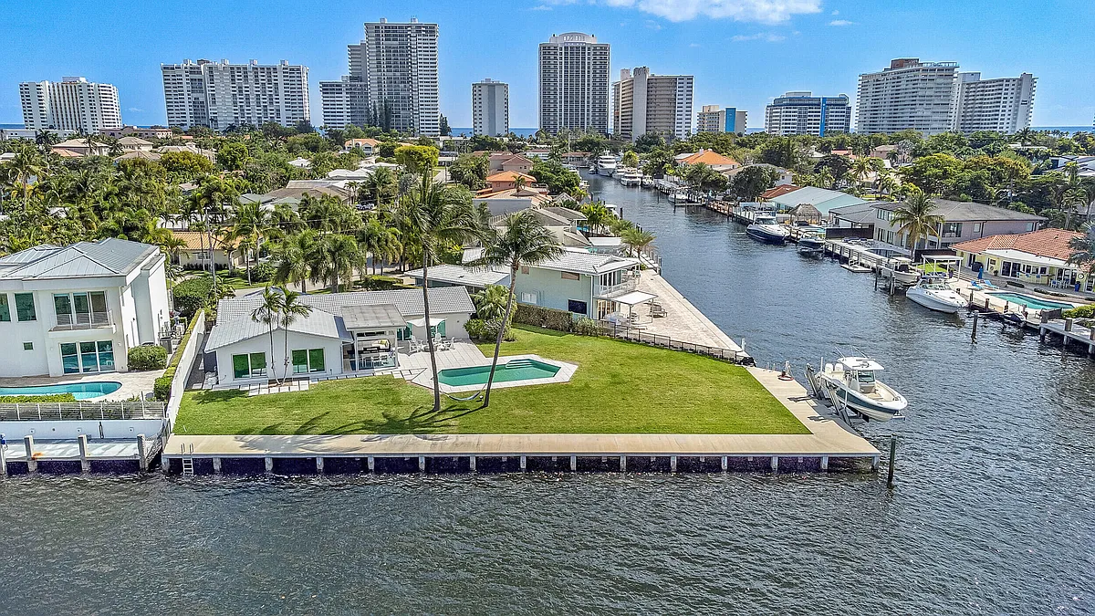 Photo 2 of 35 - 35 Castle Harbor Isle - Fort Lauderdale, FL Building Photo - 35 Castle Harbor Isle