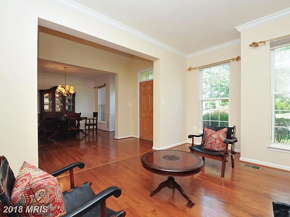 5th image of 827 Sandpoint Ct NE