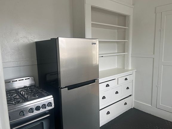 3rd image of 401-423 E Juniper St #302