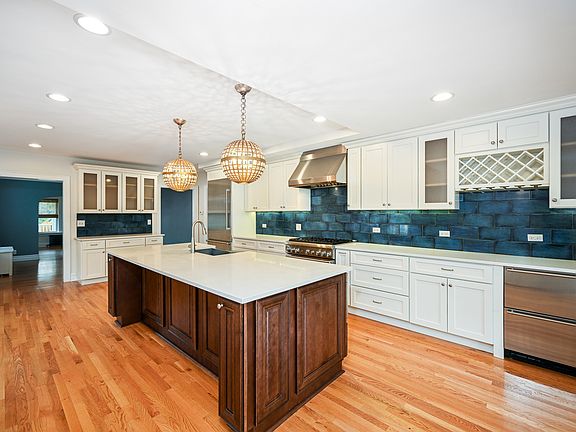 5th image of 378 N Montclair Ave