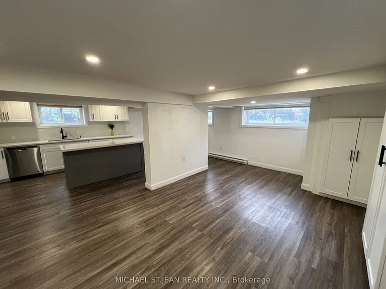 176 Queensdale Ave E #LOWER — Photo 9