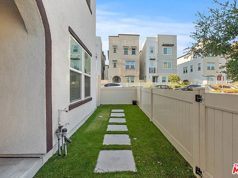 749 Daniel Freeman Cir — Photo 4