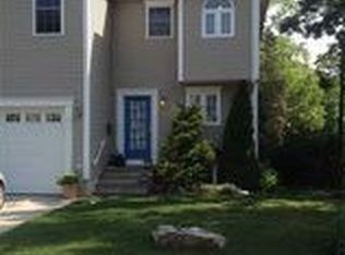 18 Overhill Rd, Providence, RI 02906