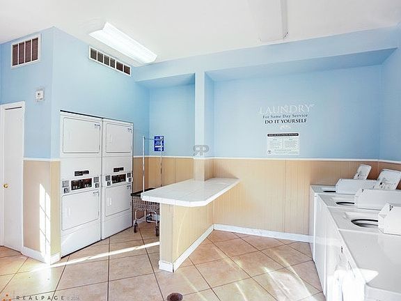 3rd image of 1017 W Pioneer Pkwy APT J