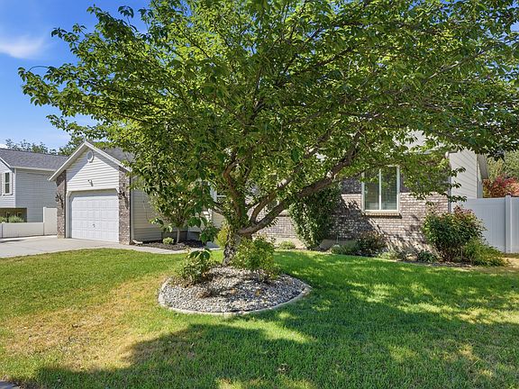 3rd image of 38 W Clay Park Dr
