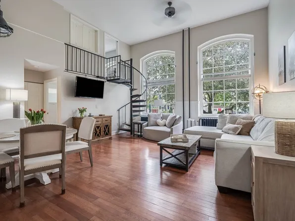 16 Balmoral St Unit 104, Andover, MA 01810